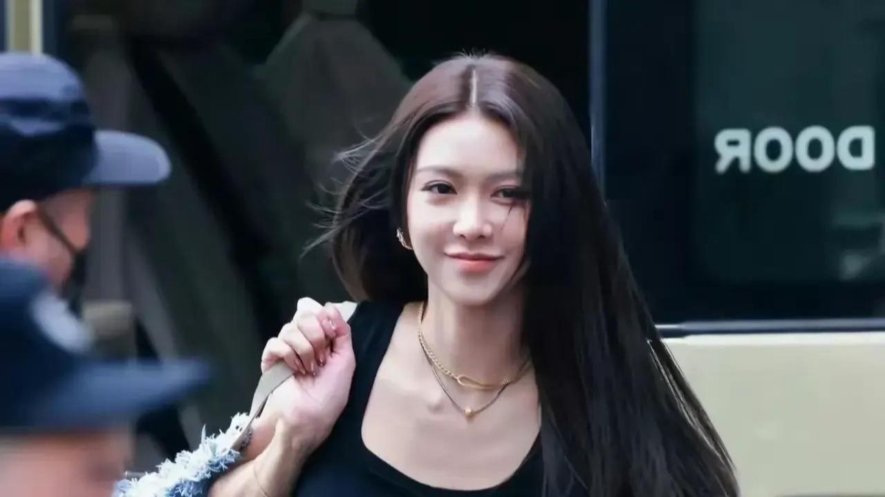 薛凯琪参加张碧晨演唱会：仅靠一块黑布，轻轻扭动抢走风头 ！