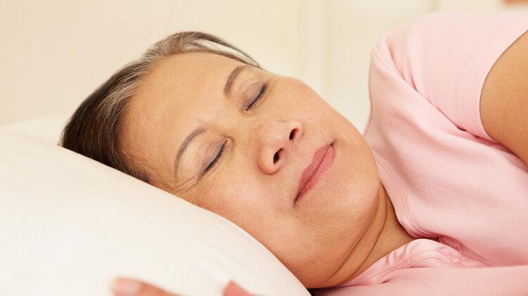 脑梗和睡觉有关？医生：睡觉时有这3个异常，患疾概率或翻倍