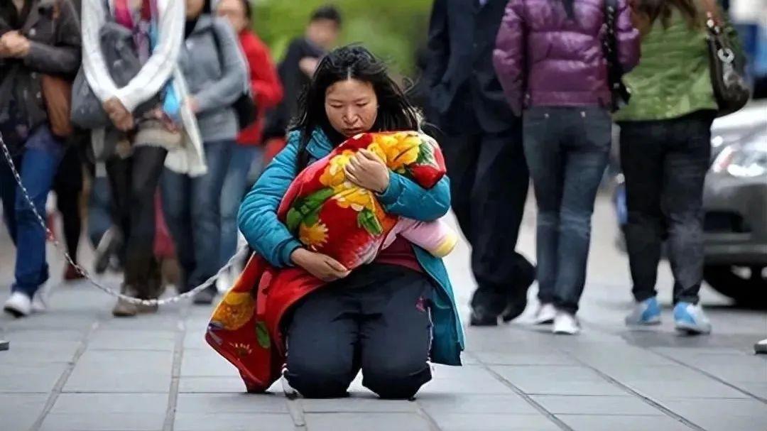 12年后，再看“跪行救女”，网友态度大反转