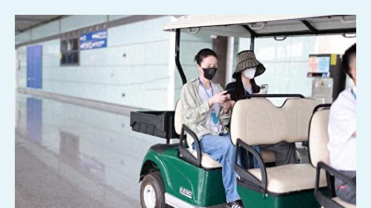 天后王菲陪李嫣术后返京，母女同框温馨爆棚，李嫣术后首亮相引热议！