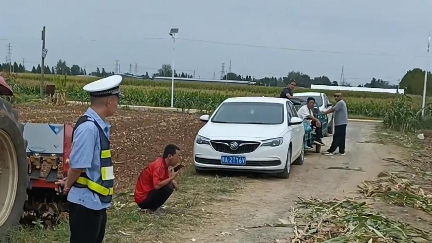 炸裂！干农活被查酒驾？不查不开工！村民无奈瘫坐在地！评论炸了