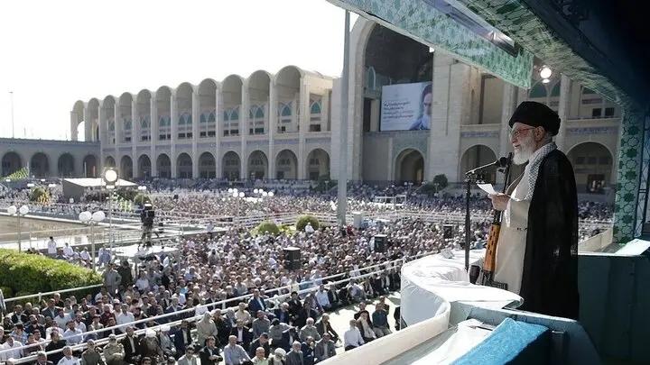 哈梅内伊持枪祷告，呈现硬汉形象，他手里还捏着哪些大招？