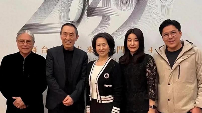 郭晶晶一家低调现身哈尔滨，78岁霍震霆抱着孙女霍中怡，太有爱了