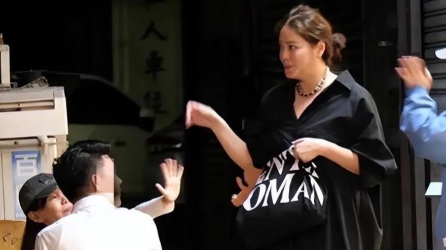 52岁彭佳慧和小8岁男友甜蜜露面，两人互喂美食，驾车同回爱巢