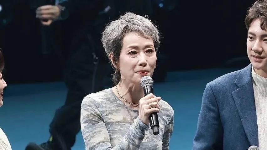 61岁叶童太美了！不染发，不医美，不装嫩，与白娘子差距一目了然！