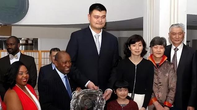 退役13年，姚明每年能从NBA拿到多少退休金？普通人望尘莫及