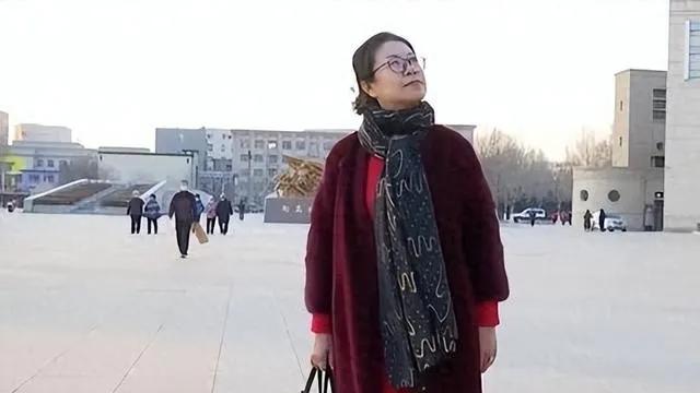 夫妻年薪30万，老公一回家就哭穷，侄子读书婆婆唉声叹气，我懂了
