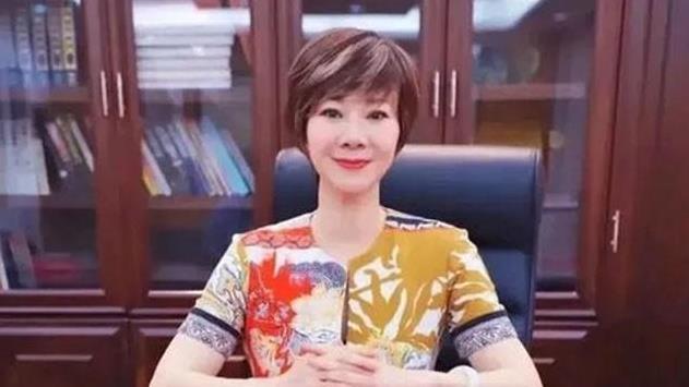 施之皓前妻曹燕华，二婚低调嫁1.93米帅气老公，年近60看着像40岁