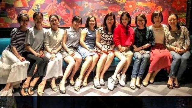 黄圣依参加高中同学聚会，同学都成了老阿姨，当时的她嫩的像少女