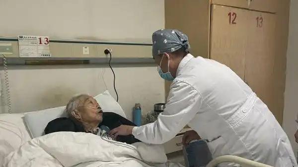 堂哥堂姐都年入百万，爷爷生病住院时，他们一个出300，一个出500