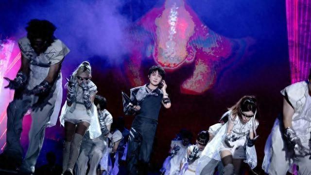 周深演唱会，音乐与舞台的‘跨界CP’网友：这糖我磕了，甜到心里