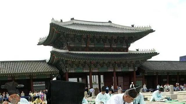 一首 <草>是如何让年轻的白居易在长安迅速走红的？