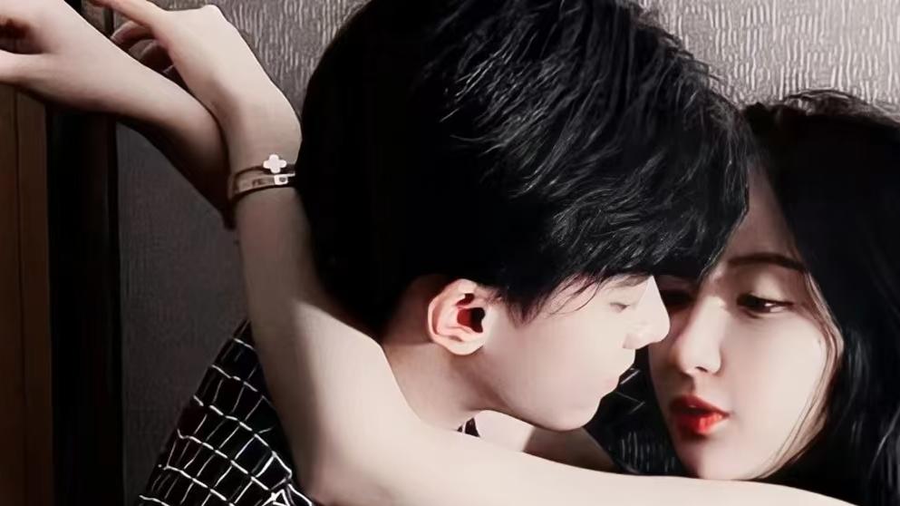 女友上司邀请我们去爬上，女友中途离开，女上司却将我拉入了小树林，让我尝试了不一样的快乐.......