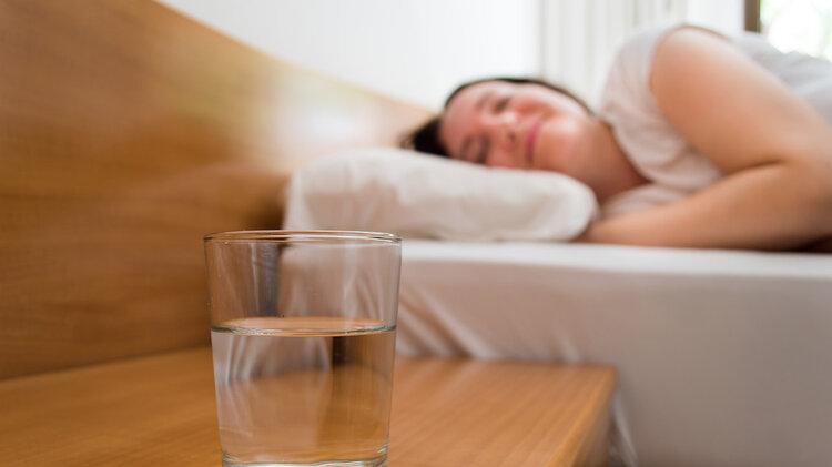 晚上睡前喝水，比吃夜宵危害还大？劝告：这“四种水”不建议喝