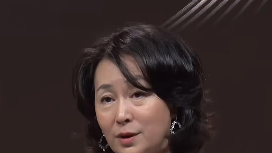 何超琼现身接受采访，贴脸近照曝光，62岁面相慈祥优雅大方