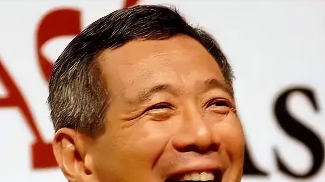 哥哥守国门，弟弟逃英国，新加坡发生什么事了？