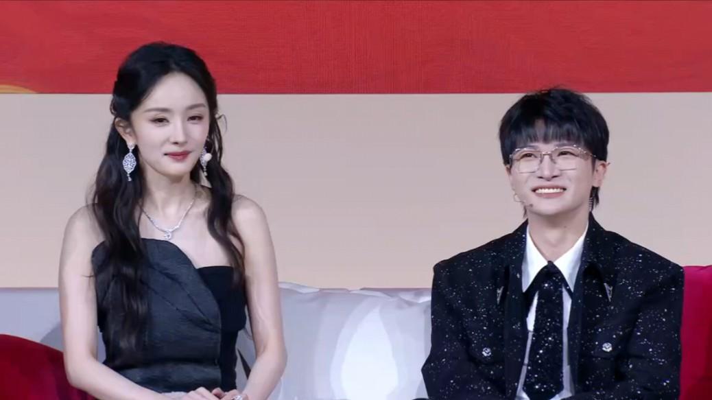 ​37岁杨幂生图曝光，脖纹清晰可见面相显老，网友：过度减肥导致的