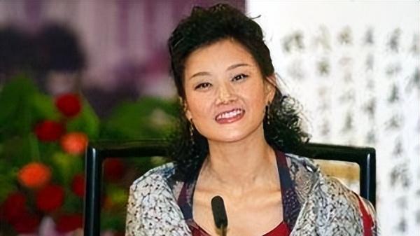 父丧家贫的穷姑娘，成享誉世界歌唱家，宋祖英成名背后没那么简单