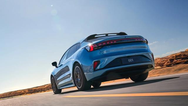 驾控巅峰对决：2025款极氪001、Model Y、阿维塔12谁领风骚？