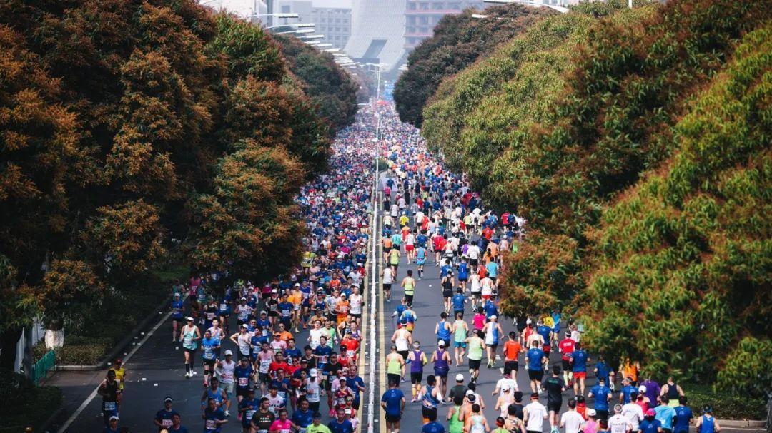 马拉松越来越大的参赛包，真的有必要吗？