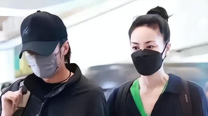 确认过眼神是爱情，王菲谢霆锋现身机场，男方手搭女方腿上很自然