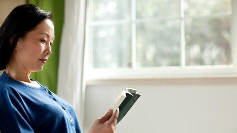 她56岁，退休金3500，老姐妹生病，给她2500生活费，两人一起生活