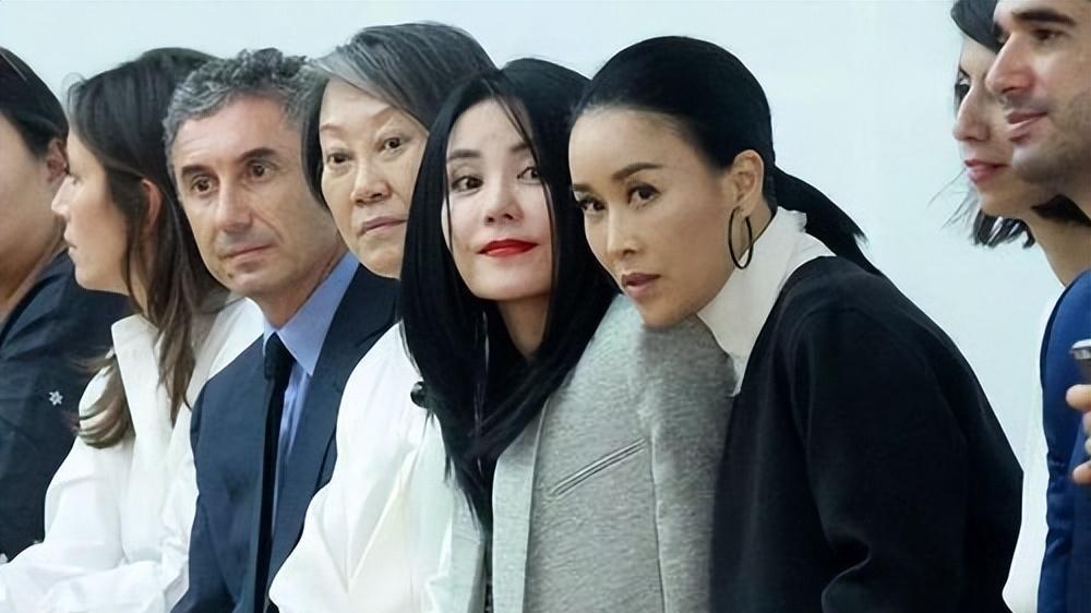那英遭殃，王菲也受波及，圈内大佬直言：她俩都是资本商！