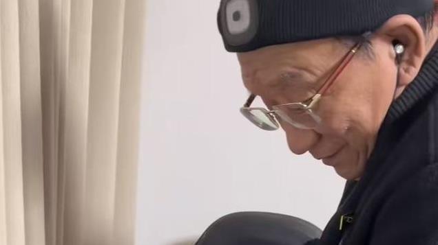 相声大师杨少华抱着侯耀华痛哭，相声界都开始冰释前嫌了