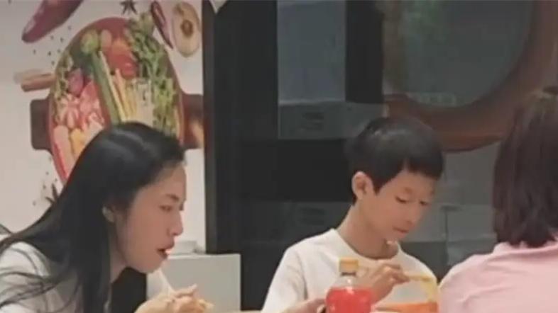 披头散发穿拖鞋姚晨带儿子吃麻辣烫 女明星生活中与常人无疑？