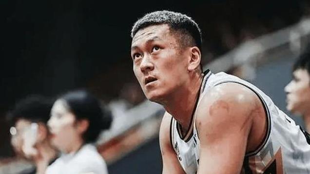 原因在此？杨政体测前做了充分热身 但背部感到不适且很紧张
