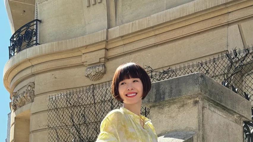 53岁鲁豫暴涨20斤美到认不出！3D曲线腰臀比绝顶，难怪能迷住小20岁弟弟！