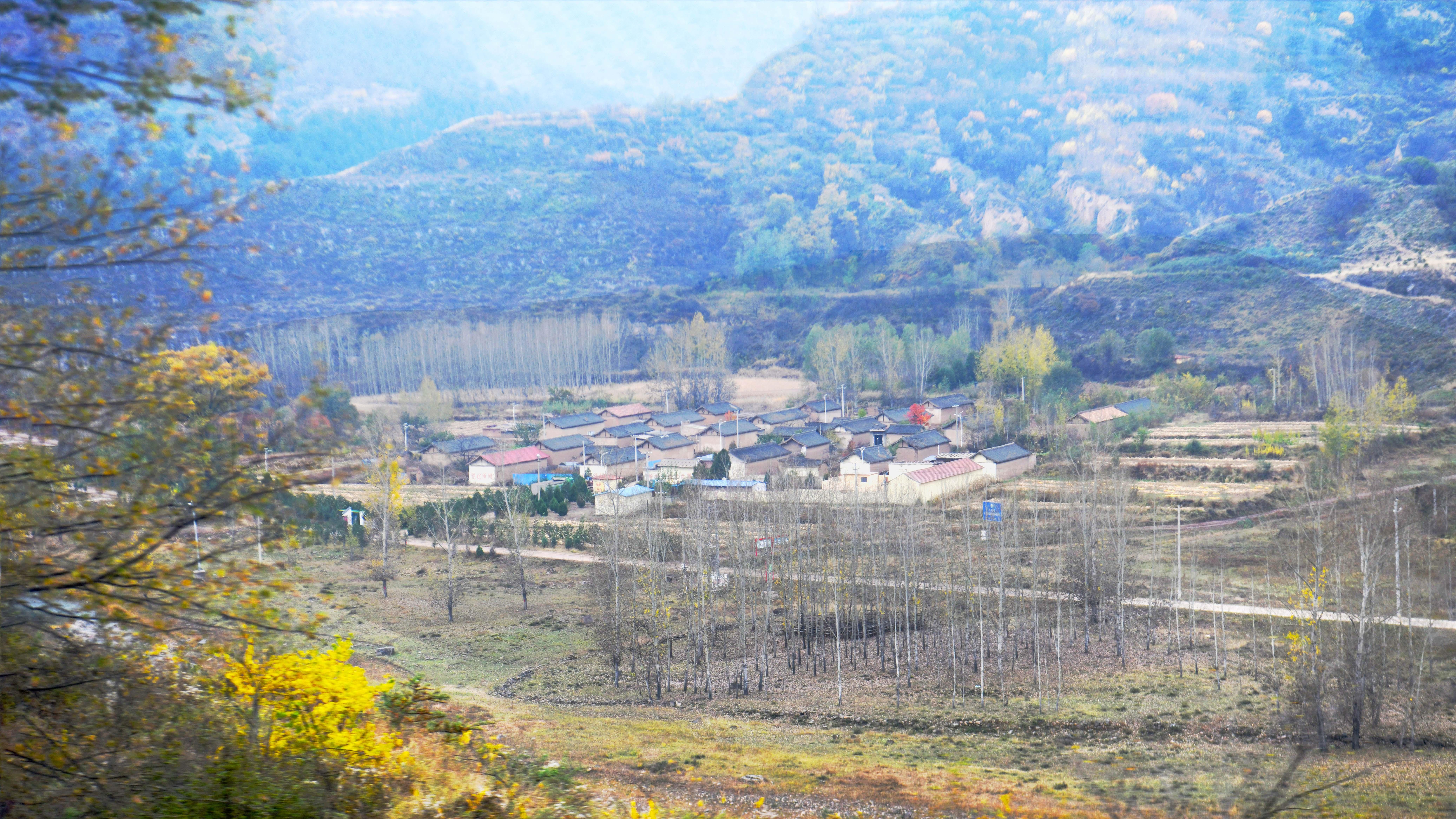 列车穿越山西长治境内山区，初冬如画景致醉人心扉