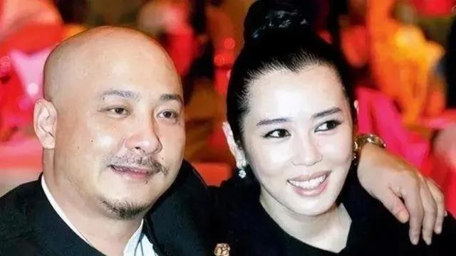 性感女神余男现身红毯，打扮时尚个性网友直呼看不懂，官宣婚讯