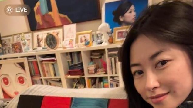 朱珠晒三口之家，墙上挂满名画，地上却堆满女儿玩具乱得很真实-南风小娱匠