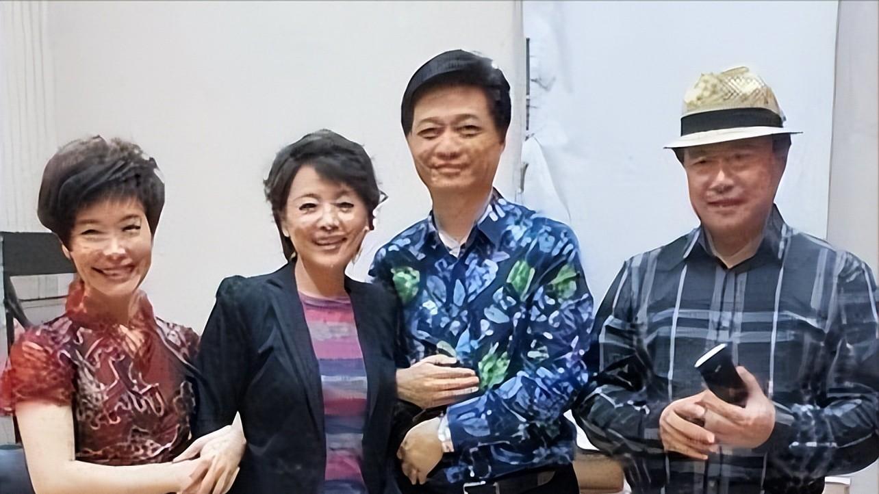 她是央视台长的女儿，22岁嫁初恋，23岁进央视，结婚30年无儿无女