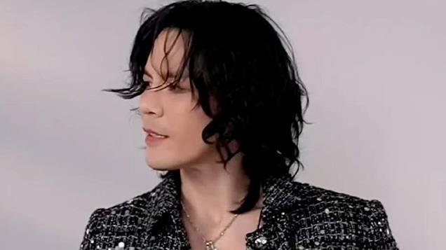 向佐来哈尔滨了！这花棉袄穿在他身上还挺好看，你别说还真适合他