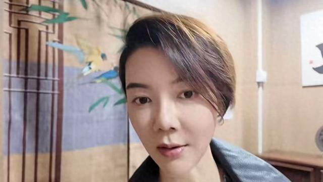 42岁车晓带父亲看中医，车晓彤已满头白发，脸部浮肿，另娶小娇妻