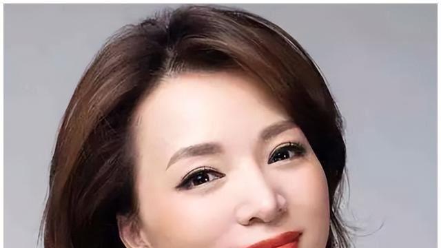 从“央视代名词”，到“查无此人”，50岁的董卿，到如今也塌房了