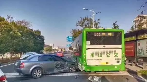 突发！衡水街头公交小车激烈碰撞后侧翻，当地紧急回应人员伤亡