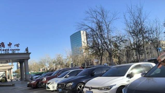 沧州中西医结合医院，患者就医停车不让，主任领导才可以进停车场