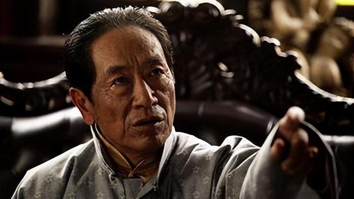 老戏骨王奎荣，如今78岁一头白发与小37娇妻，一起抚养年幼子女