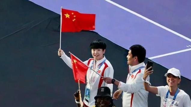 孙颖莎参加汰渍活动，现场人多拥挤，孙颖莎表情僵硬显无奈！