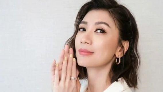 49岁贾静雯素颜照曝光！岁月无痕，不老女神保养秘籍大公开