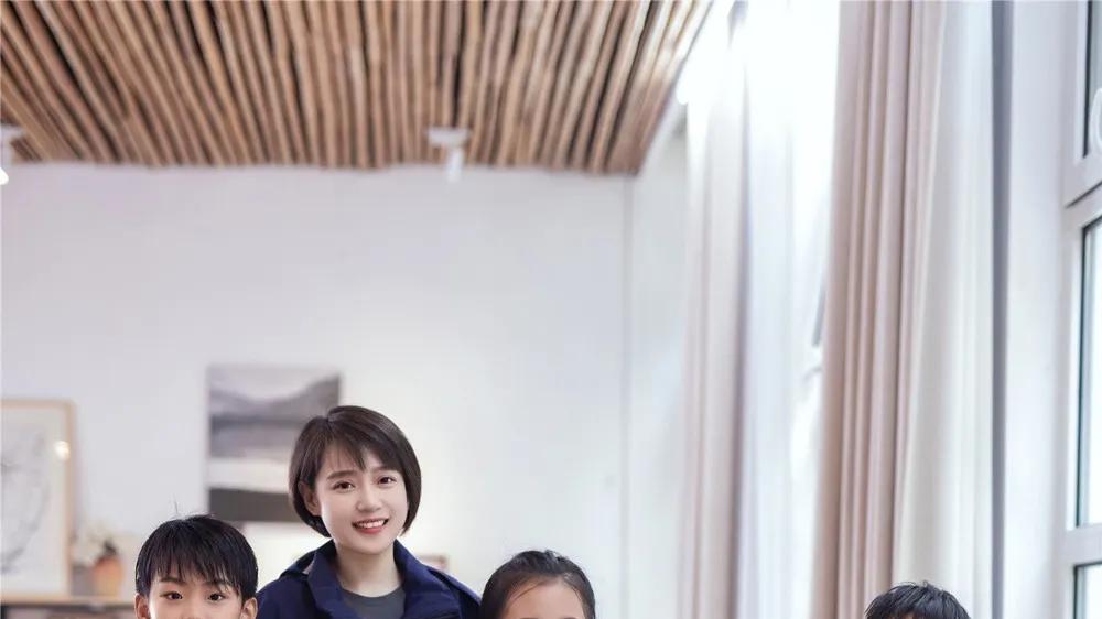 酒红色冲锋衣搭配：解锁秋冬时尚新风尚