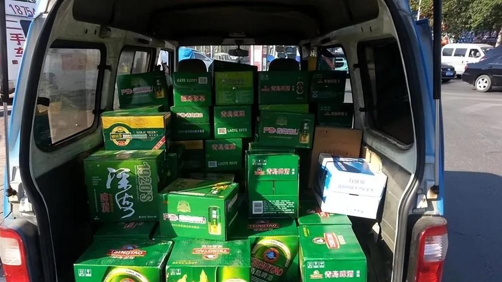 车上装了8箱啤酒被罚款，车主质问交警：车不正规，还是酒是假的？