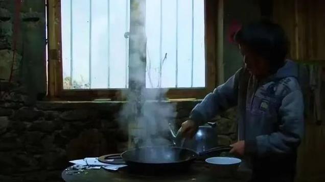 14岁男孩独守大山，只有一头猪陪伴他，一年生活费500元！-趣说A