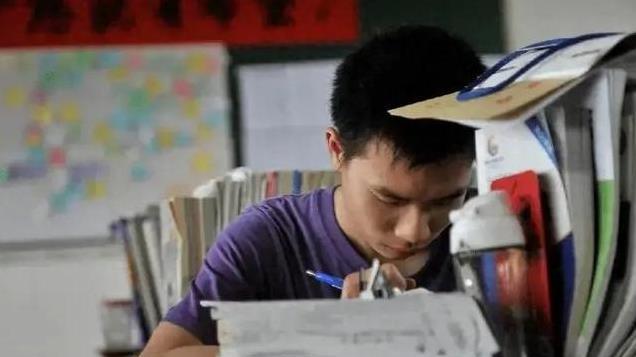 15岁小伙溺水，被救后苦寻恩人30年，惊讶发现：恩人是自己亲家