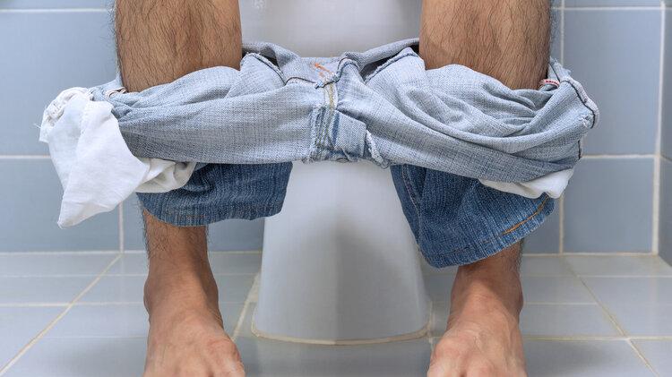 上厕所时，大便前头干硬，后头软黏，说明什么？看完涨知识了