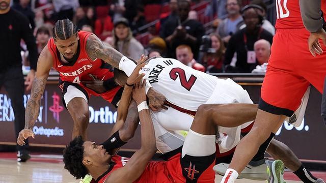 2连败后，火箭队雪上加霜！阿门难逃禁赛，锋线双子星或双双缺阵