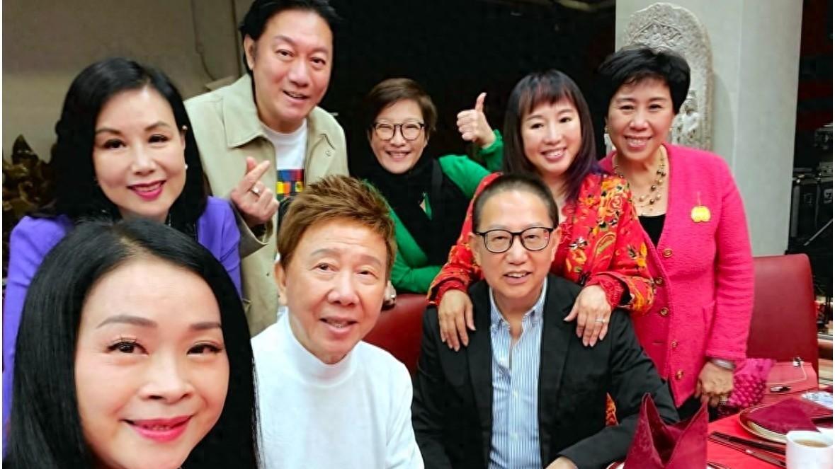 55岁香港艺人为母庆生，92岁母亲已失智打扮仍体面，母子温馨同框